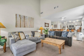 Bright 4BD Condo Minutes to Slopes